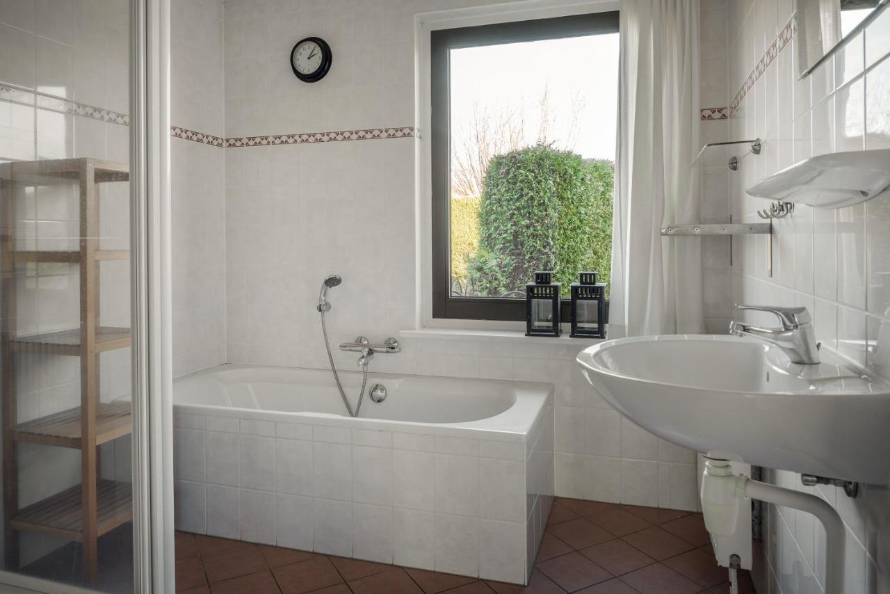 Wellnesshuis Met Hottub, Ligbad En Grote Tuin Villa Tzummarum Dış mekan fotoğraf