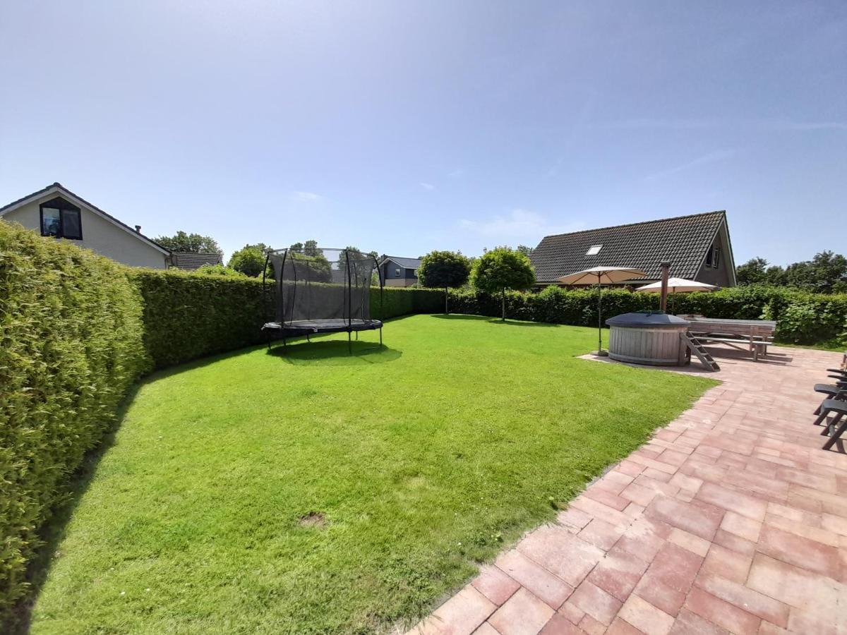 Wellnesshuis Met Hottub, Ligbad En Grote Tuin Villa Tzummarum Dış mekan fotoğraf